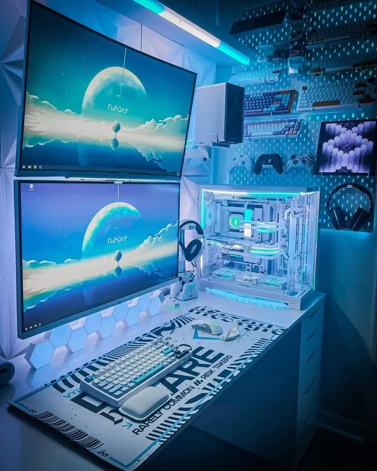 Écran avec halo aqua, bureau sombre