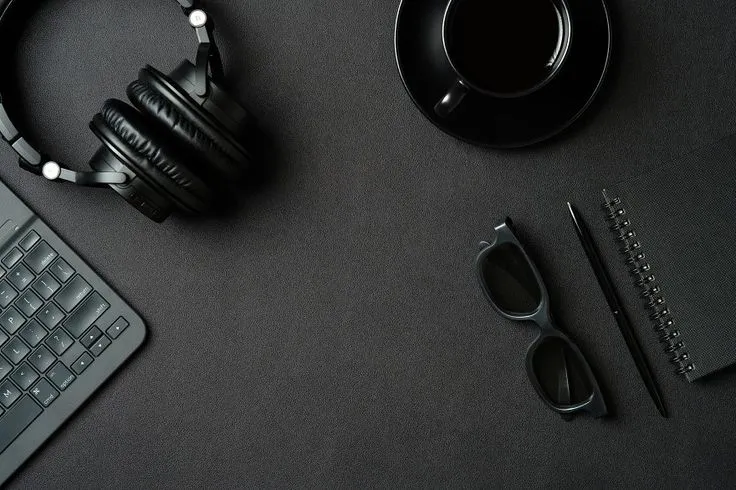 Bureau minimal avec touches aqua, clavier mécanique